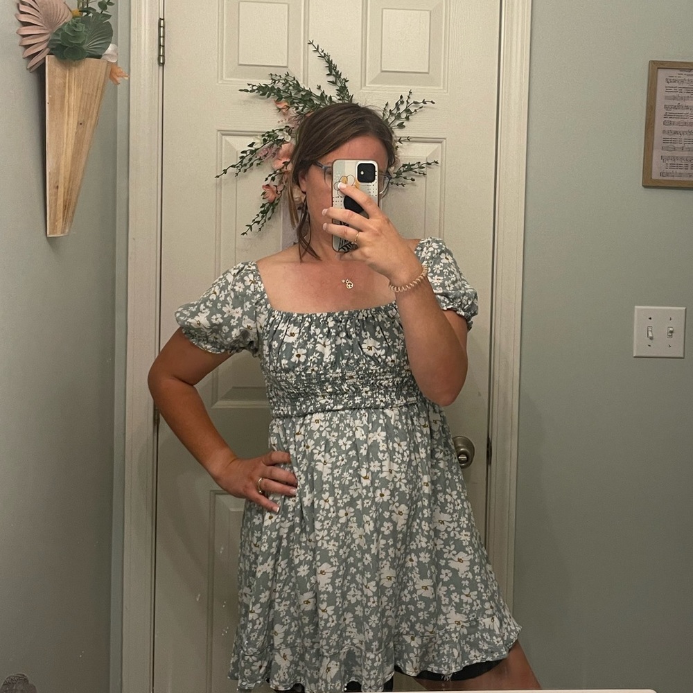 Cute summer brunch dress .